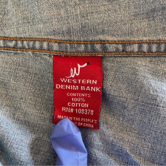 Vintage Western Denim Blue Floral Embroidered Denim Shirt - Cowgirl Chic! 🌸🤠 - Picture 10 of 16